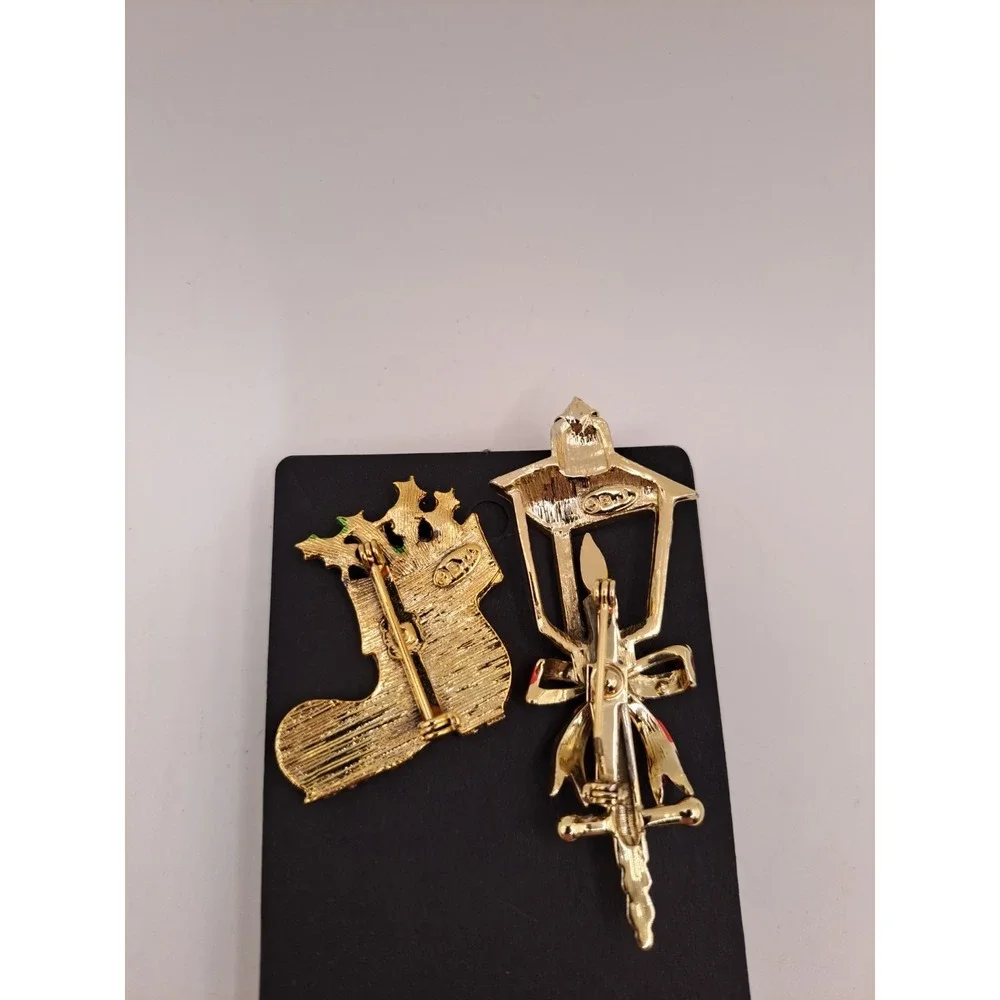 BJ CHRISTMAS BROOCHES Lot of 2 HOLIDAY CHRISTMAS JEWELRY STOCKING, LAMPOST